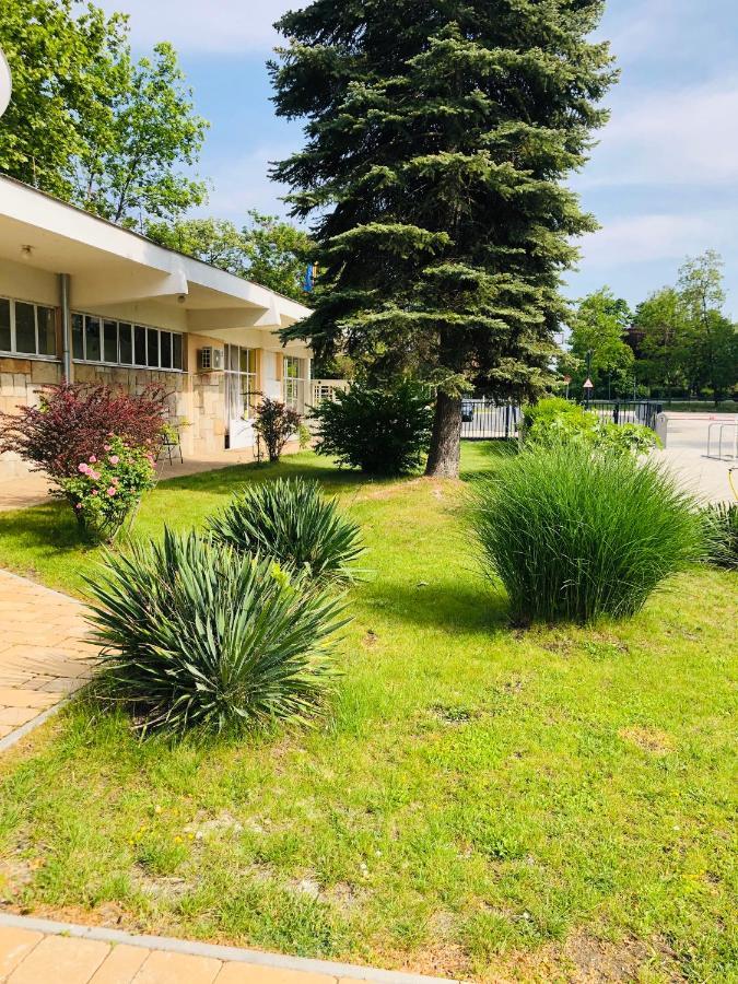 Napsugar Club Es Panzio Bed & Breakfast Fonyod Exterior photo